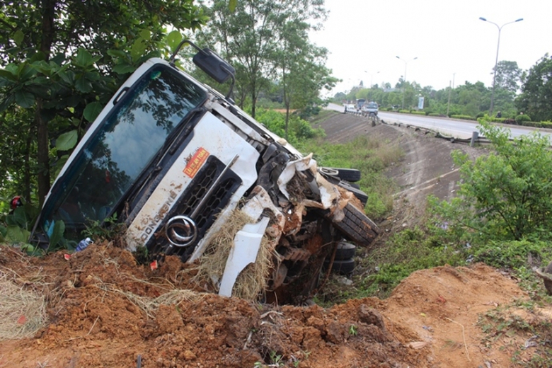 Xe- tai- cho-dua- hau- dam- guc- ho- lan- lat- nha