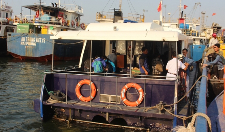 Tau- cao- toc- ve- 0- dong- ra- tham- quan- dao- C