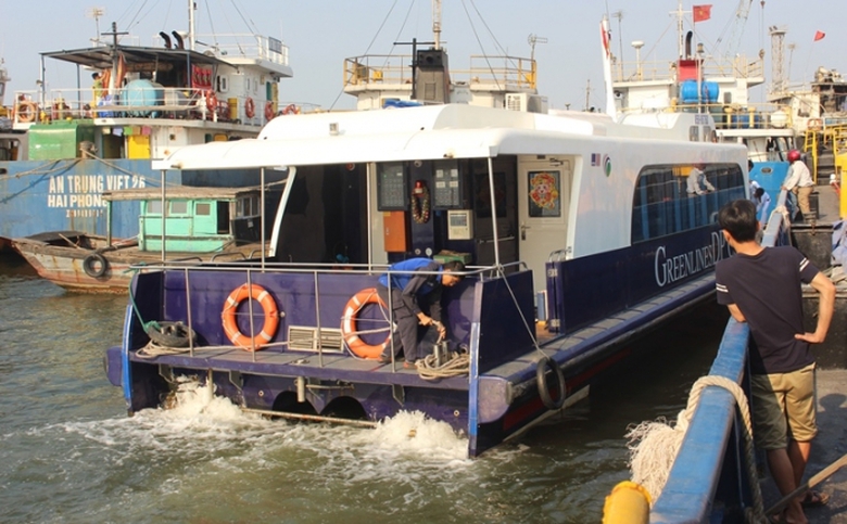 Tau- cao- toc- ve- 0- dong- ra- tham- quan- dao- C