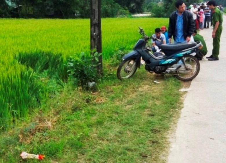 Xe- may- dam- coc- tieu- vang- xuong- ruong- nguoi