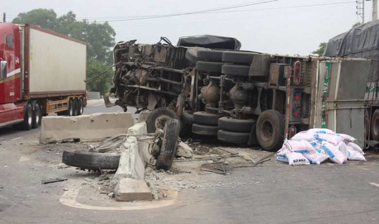 Xe- tai- rung- banh- lat- nhao- vat- ngang- dai- p