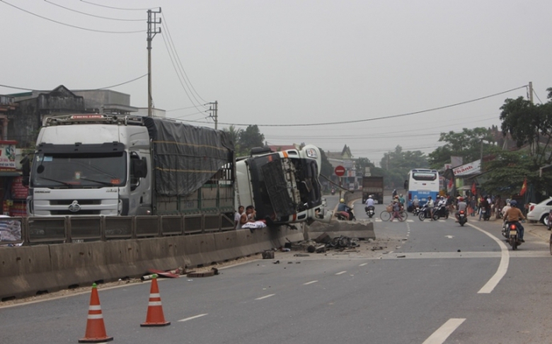 Xe- tai- rung- banh- lat- nhao- vat- ngang- dai- p