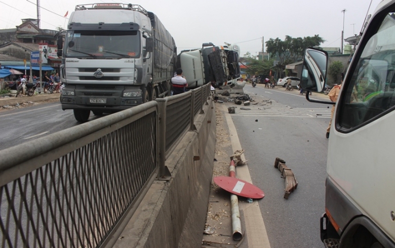 Xe- tai- rung- banh- lat- nhao- vat- ngang- dai- p