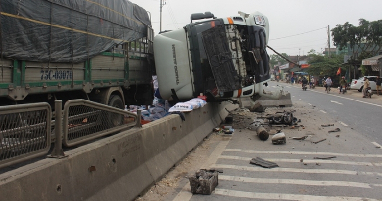 Xe- tai- rung- banh- lat- nhao- vat- ngang- dai- p