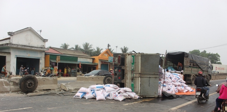 Xe- tai- rung- banh- lat- nhao- vat- ngang- dai- p