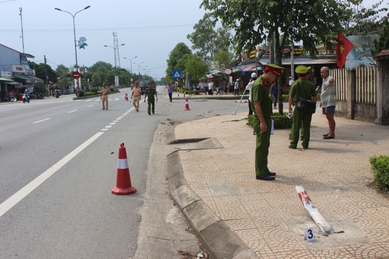 Xe- tai- leo- via- he- QL1- tong- nguoi- phu- nu- 