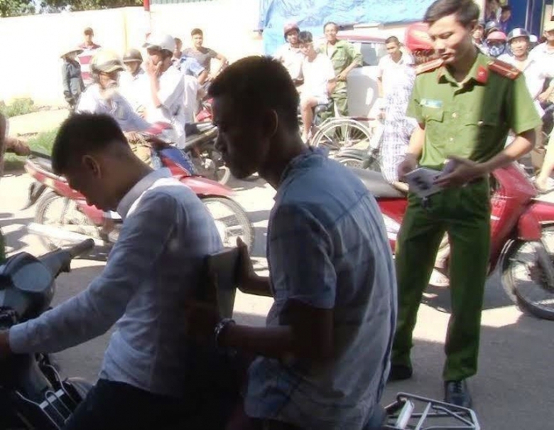 Khoi- to- bat- 2- thanh- nien- cuop- giat- laptop-