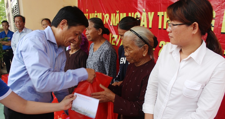 Trao- tang- hon- 100- suat- qua- cho- gia- dinh- c