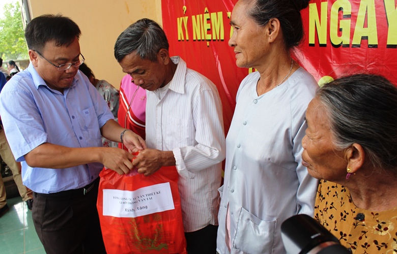 Trao- tang- hon- 100- suat- qua- cho- gia- dinh- c