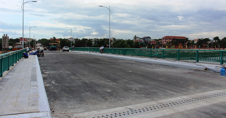 Thu- truong- Le- Đinh- Tho- thi- sat- cau- Thanh- 