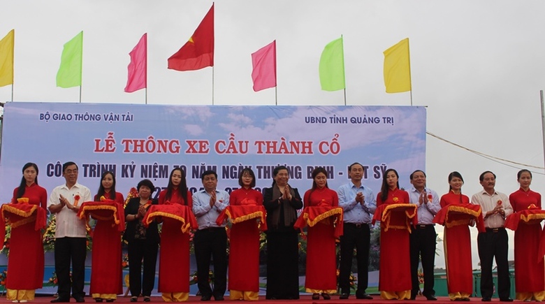 Thu- truong- Le- Dinh- Tho- phat- lenh- thong- xe-