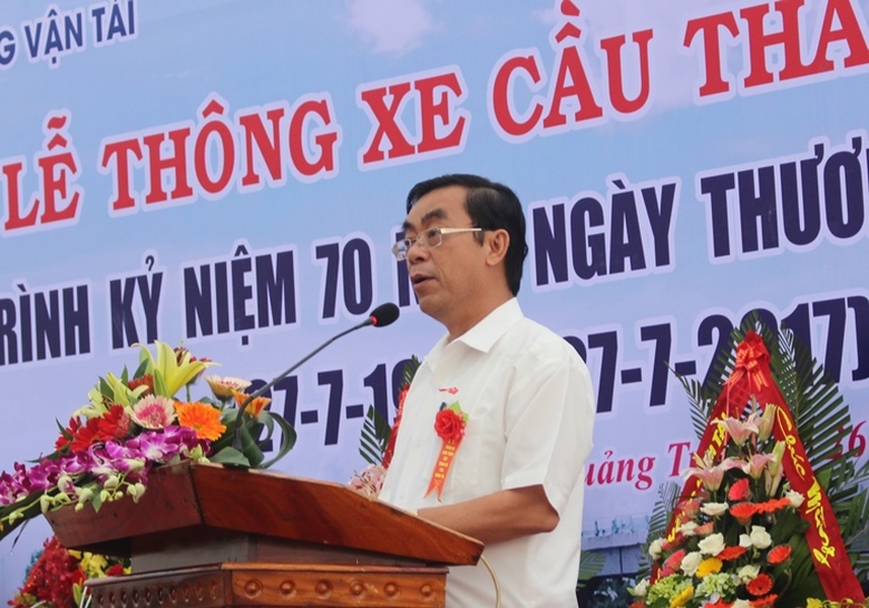 Thu- truong- Le- Dinh- Tho- phat- lenh- thong- xe-