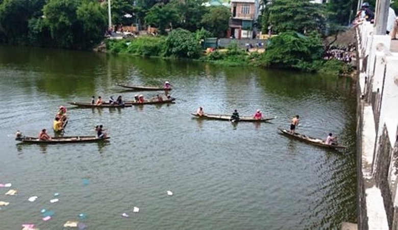 Nam- thanh- nien- bo- xe- tren- cau- roi- gieo- mi