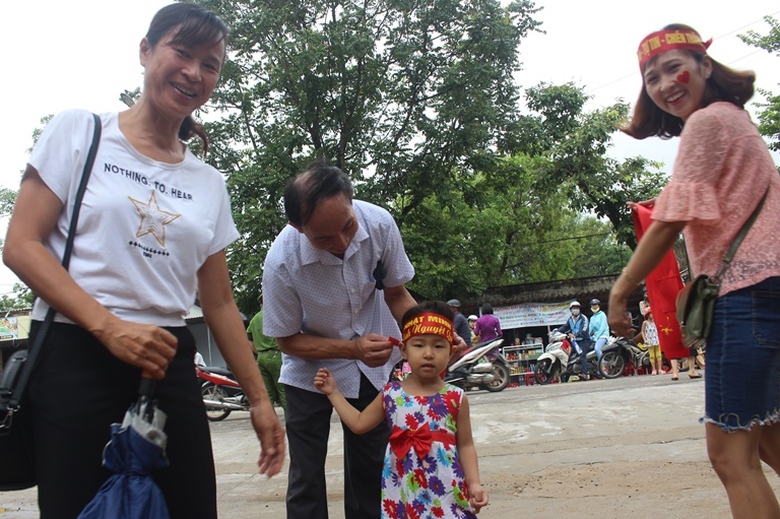 Doi- mua- co- vu- cau- be- Google- chinh- phuc- Du