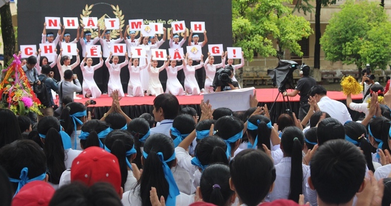 Doi- mua- co- vu- cau- be- Google- chinh- phuc- Du