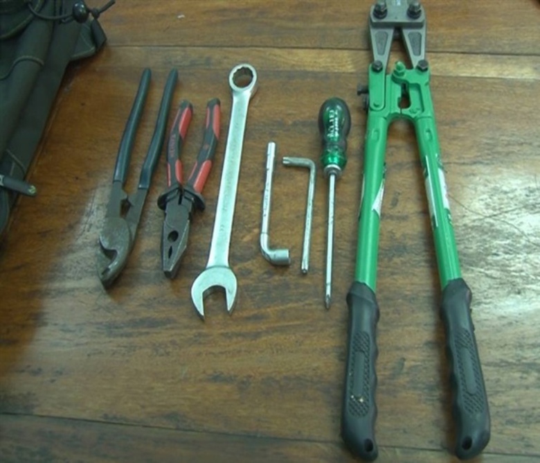 Bat- thanh- nien- dung- kim- cong- luc- dot- nhap-