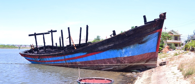 2- tau- ca- bat- ngo- bung- chay- trong- dem- thie