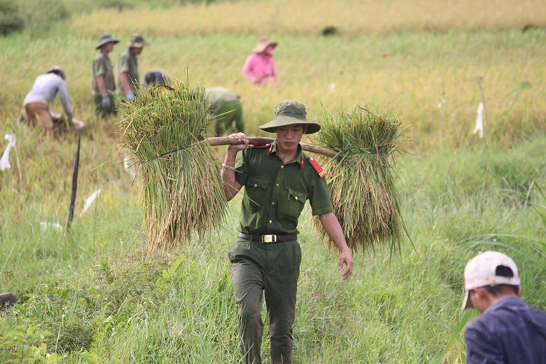Xuc- dong- hinh- anh- Cong- an- loi- bun- gat- gan