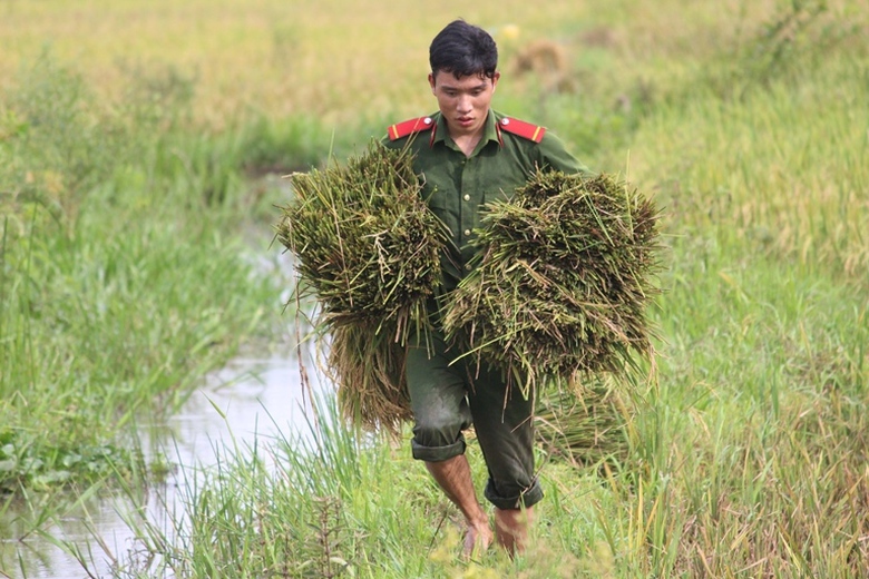 Xuc- dong- hinh- anh- Cong- an- loi- bun- gat- gan