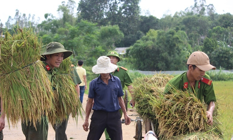 Xuc- dong- hinh- anh- Cong- an- loi- bun- gat- gan