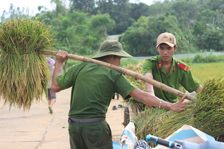 Xuc- dong- hinh- anh- Cong- an- loi- bun- gat- gan