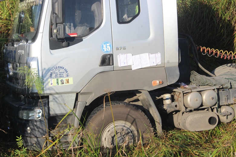 Xe- dau- keo- dam- gay- coc- tieu- lao- xuong- ben