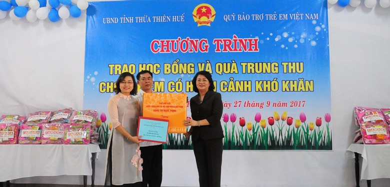 Pho- Chu- tich- nuoc- tham- tang- qua- cho- lang- 