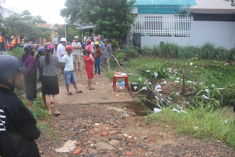 Vi- tri- nam- sinh- bi- nuoc- cuon- troi- Hiem- ho