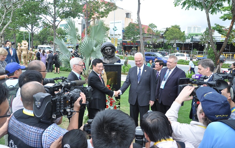 Pho- Thu- tuong- Pham- Binh- Minh- khai- truong- C