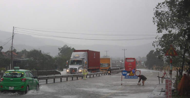 Tu- 13h- cac- ho- thuy- dien- o- Hue- bat- dau- va