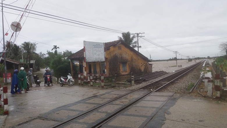 Nuoc- lu- chay- tran- duong- sat- Bac- Nam- phia- 