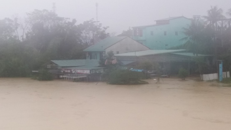 Nuoc- lu- chay- tran- duong- sat- Bac- Nam- phia- 