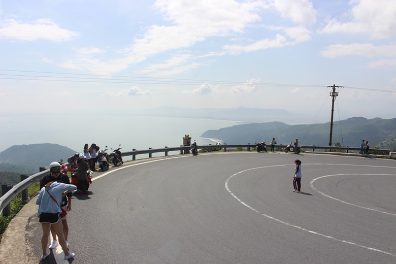 Dua- nhau- tao- dang- giua- khuc- cua- nguy- hiem-