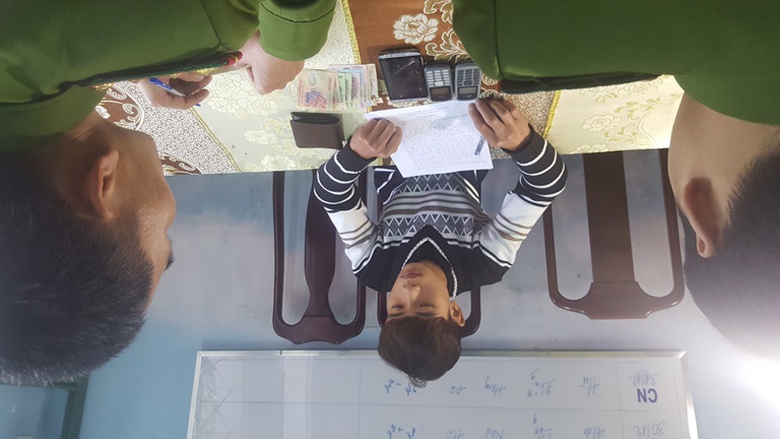 Vao- truong- hoc- vo- hoi- tham- nguoi- quen- de- 