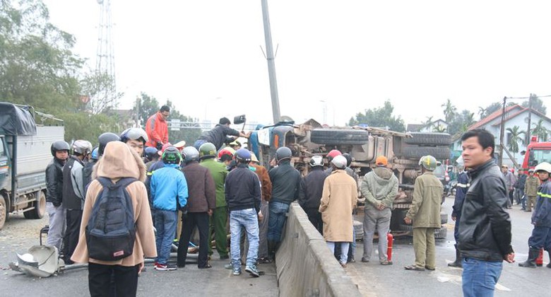 Khoan- cat- cabin- cuu- 3- nguoi- mac- ket- trong-