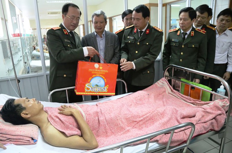 Lanh- dao- Bo- Cong- an- tham- CSGT- Hue- bi- thuo