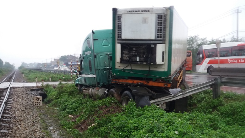 Dam- guc- bien- bao- QL1- xe- dau- keo- suyt- lao-