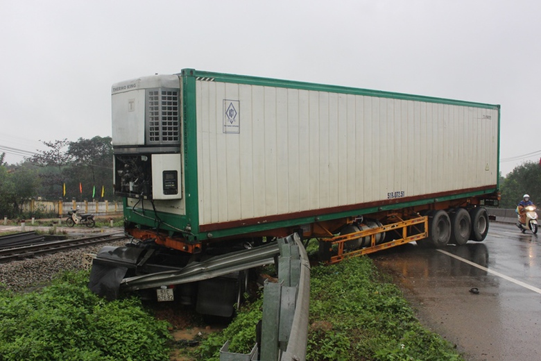 Dam- guc- bien- bao- QL1- xe- dau- keo- suyt- lao-