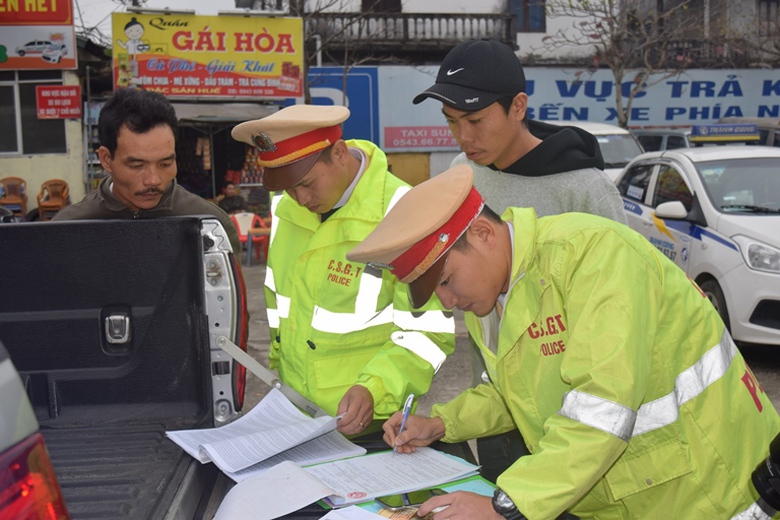 Xe- 46- cho- nhoi- den- 79- nguoi- tren- xe- 2