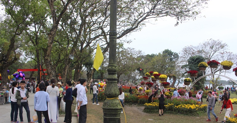 Co- do- Hue- nuom- nuop- khach- du- Xuan- chieu- m