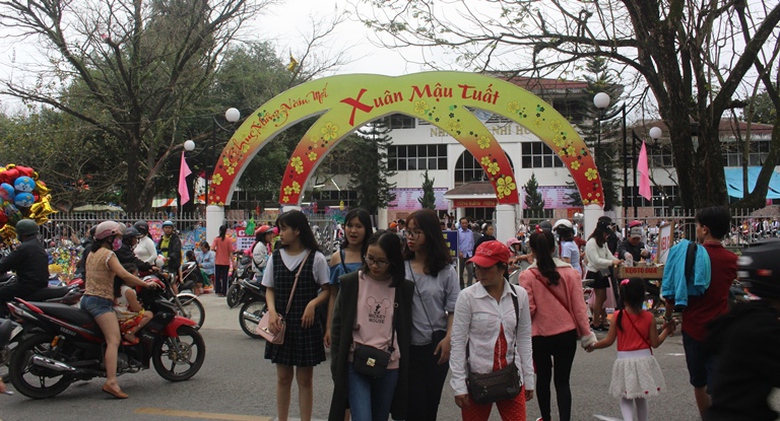 Co- do- Hue- nuom- nuop- khach- du- Xuan- chieu- m