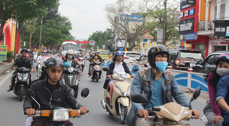 Co- do- Hue- nuom- nuop- khach- du- Xuan- chieu- m