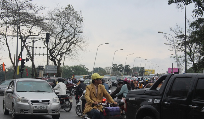 Co- do- Hue- nuom- nuop- khach- du- Xuan- chieu- m