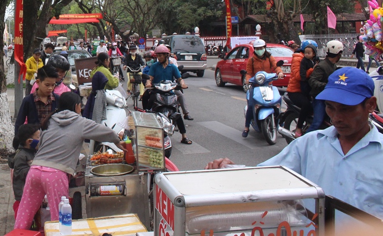 Co- do- Hue- nuom- nuop- khach- du- Xuan- chieu- m