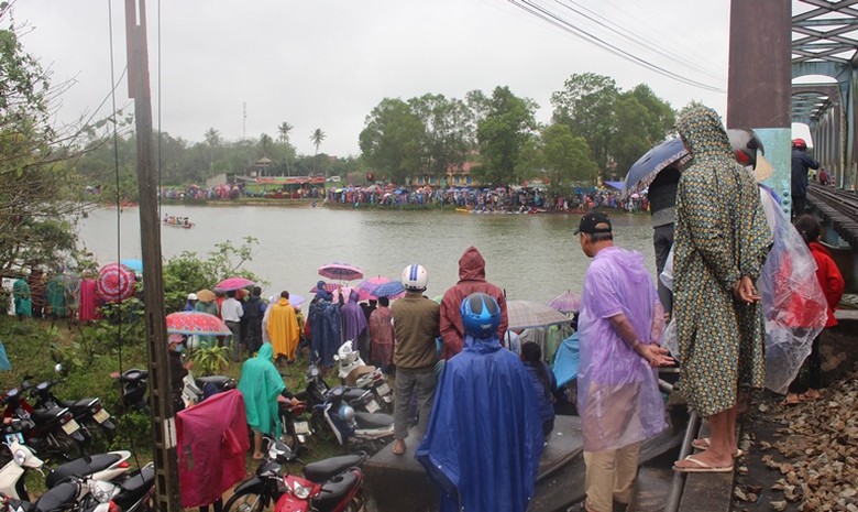 Bat- chap- nguy- hiem- dua- nhau- len- cau- duong-