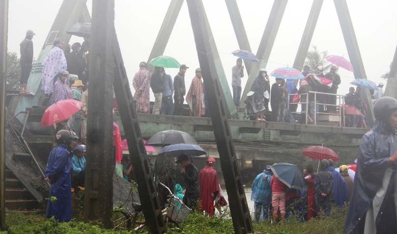 Bat- chap- nguy- hiem- dua- nhau- len- cau- duong-