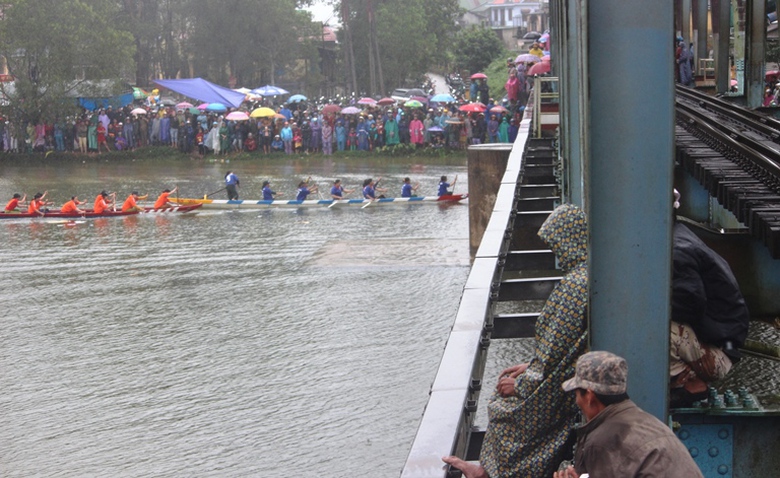 Bat- chap- nguy- hiem- dua- nhau- len- cau- duong-