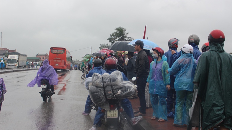 Bat- chap- nguy- hiem- dua- nhau- len- cau- duong-