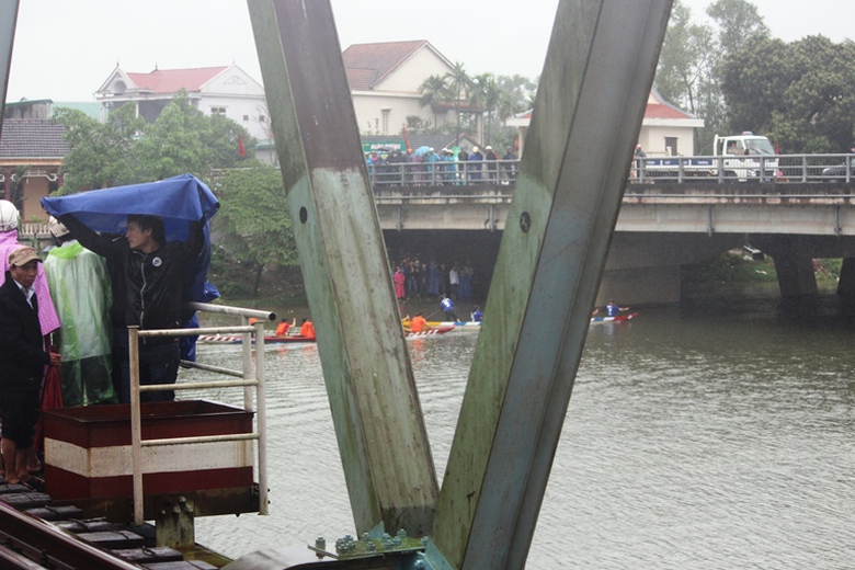 Bat- chap- nguy- hiem- dua- nhau- len- cau- duong-