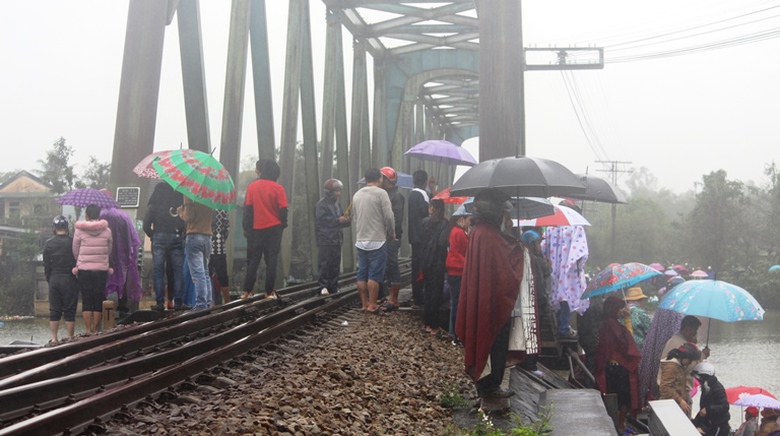 Bat- chap- nguy- hiem- dua- nhau- len- cau- duong-